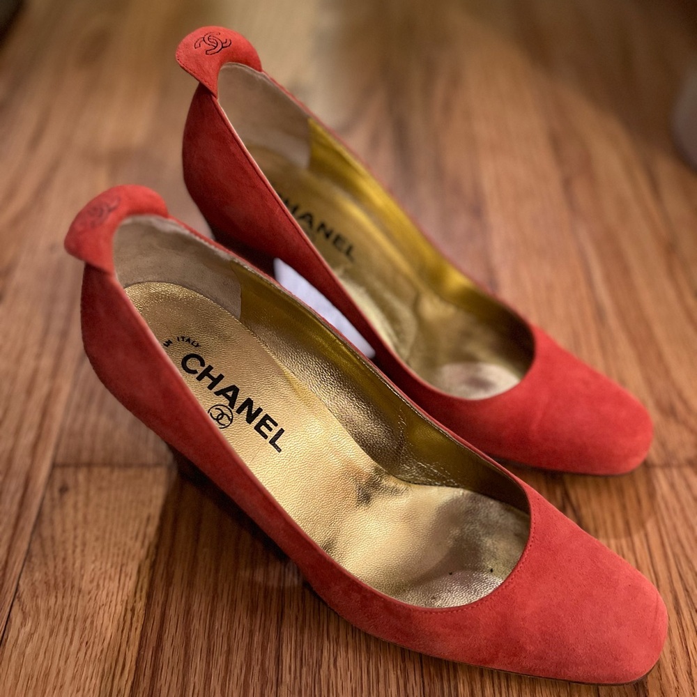CHANEL Suede Pump